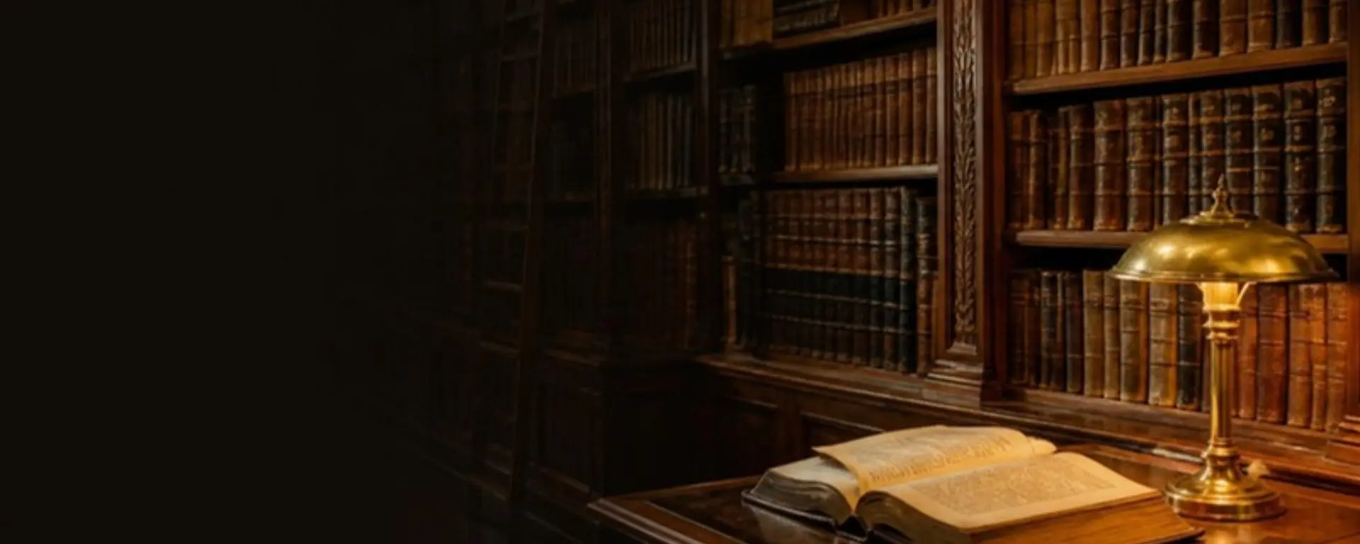 Máster em Teologia 3 Biblioteca teológica com livro aberto e luminária